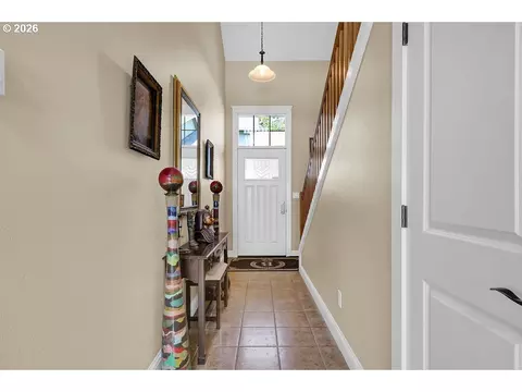 Entry Way - 935 Hemlock St, Florence, OR 97439 photo 2 of 7