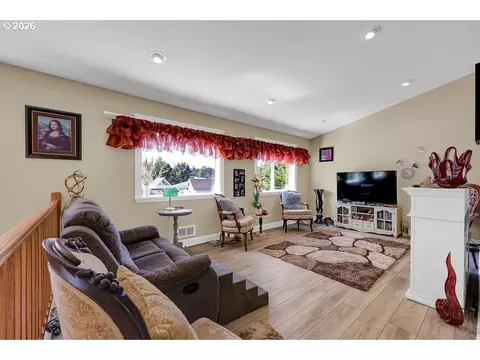 Living - 935 Hemlock St, Florence, OR 97439 photo 4 of 5