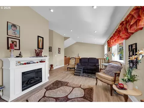 Living - 935 Hemlock St, Florence, OR 97439 photo 5 of 5