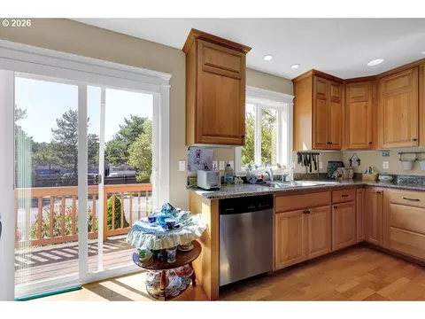 Kitchen - 935 Hemlock St, Florence, OR 97439 photo 4 of 4