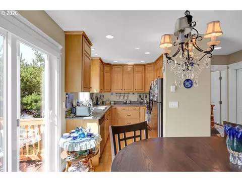 Kitchen - 935 Hemlock St, Florence, OR 97439 photo 1 of 4