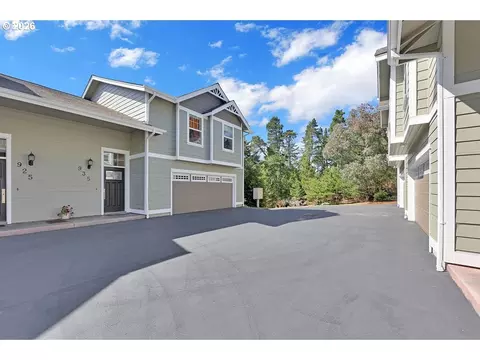 Exterior - 935 Hemlock St, Florence, OR 97439 photo 3 of 5