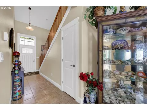 Entry Way - 935 Hemlock St, Florence, OR 97439 photo 3 of 7