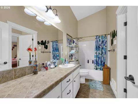 Bath - 935 Hemlock St, Florence, OR 97439 photo 2 of 2
