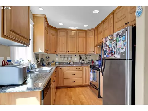 Kitchen - 935 Hemlock St, Florence, OR 97439 photo 2 of 4