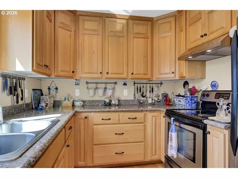 Kitchen - 935 Hemlock St, Florence, OR 97439 photo 3 of 4