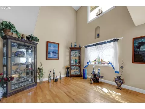 Living - 935 Hemlock St, Florence, OR 97439 photo 2 of 5