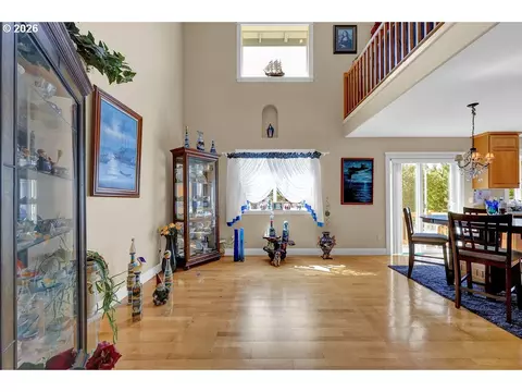 Living - 935 Hemlock St, Florence, OR 97439 photo 1 of 5