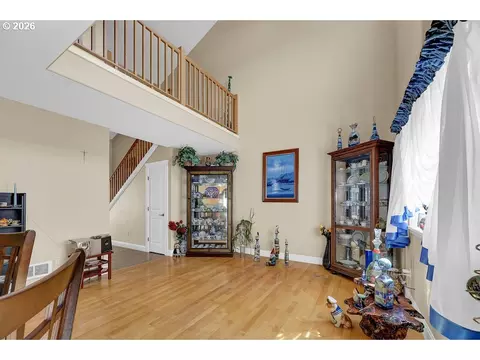 Living - 935 Hemlock St, Florence, OR 97439 photo 3 of 5