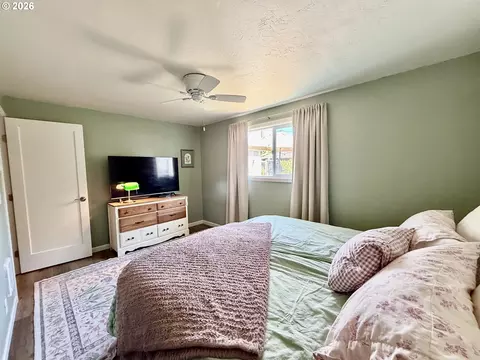 Bedroom - 4073 Marshall Ave, Eugene, OR 97402 photo 2 of 4