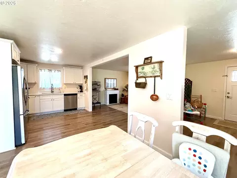 Kitchen - 4073 Marshall Ave, Eugene, OR 97402 photo 2 of 2