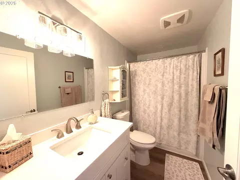 Bath - 4073 Marshall Ave, Eugene, OR 97402 photo 1 of 1