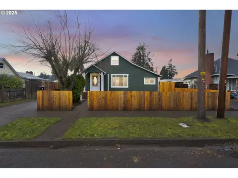 741 S 8th St, Cottage Grove, OR 97424