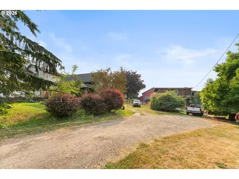 Exterior - 1949 SE Orient Dr, Gresham, OR 97080 photo 2 of 11