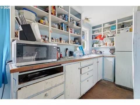Kitchen - 1949 SE Orient Dr, Gresham, OR 97080 photo 2 of 3