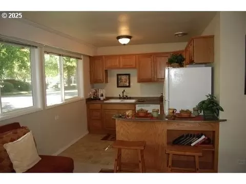 1735 Cleveland Pl, Eugene, OR 97402 photo 2