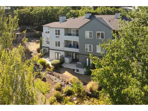 4970 S Landing Dr #203, Portland, OR 97239