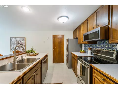 Kitchen - 101 Westbrook Way, Eugene, OR 97405 photo 3 of 4