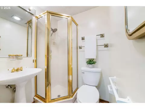 Bath - 101 Westbrook Way, Eugene, OR 97405 photo 1 of 4