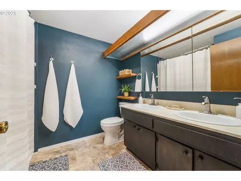 Bath - 101 Westbrook Way, Eugene, OR 97405 photo 2 of 4
