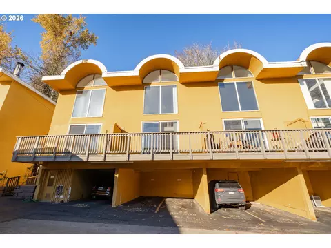 847 SW Broadway Dr #32, Portland, OR 97201