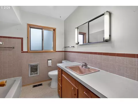 Bath - 424 S 10th Ave, Cornelius, OR 97113 photo 2 of 2