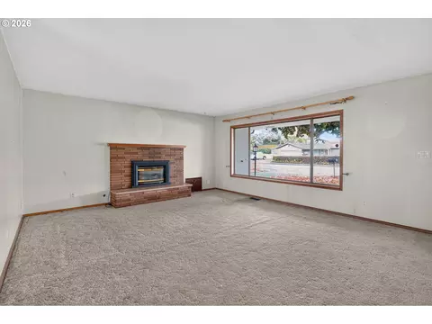 Living - 424 S 10th Ave, Cornelius, OR 97113 photo 2 of 5