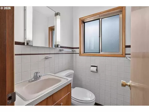 Bath - 424 S 10th Ave, Cornelius, OR 97113 photo 1 of 2