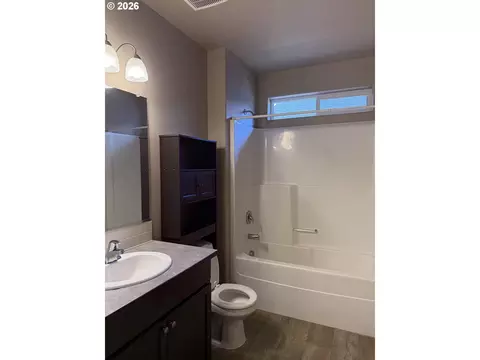 Bath - 5298 Squirrel St, Springfield, OR 97478 photo 1 of 3