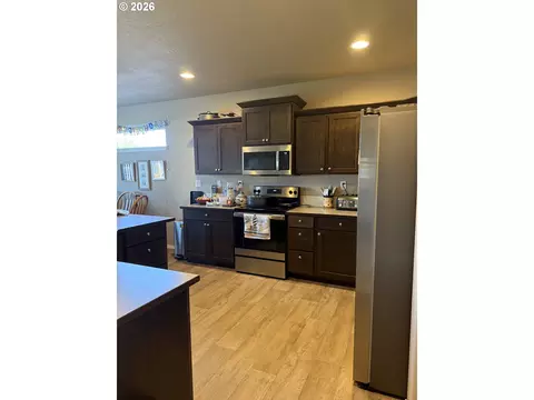 Kitchen - 5298 Squirrel St, Springfield, OR 97478 photo 1 of 2