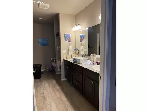 Bath - 5298 Squirrel St, Springfield, OR 97478 photo 3 of 3