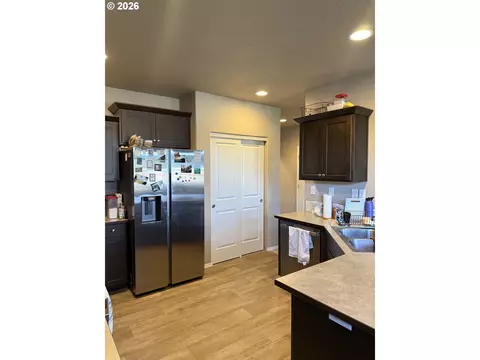 Kitchen - 5298 Squirrel St, Springfield, OR 97478 photo 2 of 2