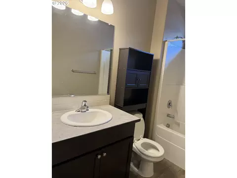 Bath - 5298 Squirrel St, Springfield, OR 97478 photo 2 of 3