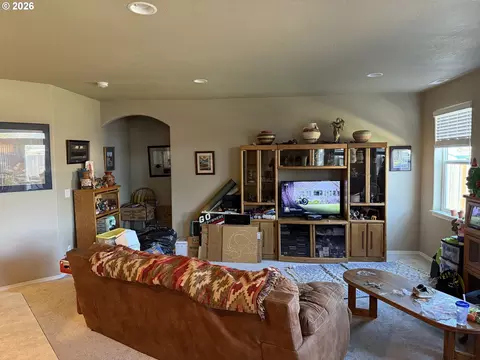 Living - 5298 Squirrel St, Springfield, OR 97478 photo 1 of 1
