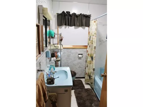 Bath - 74926 Badger Ln, Heppner, OR 97836 photo 1 of 2