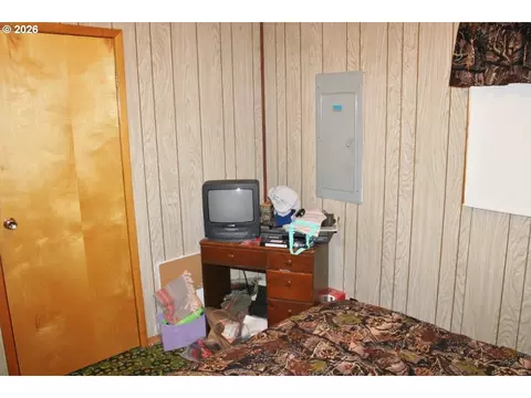Bedroom - 74926 Badger Ln, Heppner, OR 97836 photo 2 of 5
