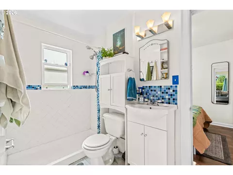Bath - 849 L St, Springfield, OR 97477 photo 1 of 2