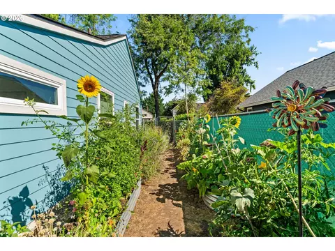Exterior - 849 L St, Springfield, OR 97477 photo 3 of 8