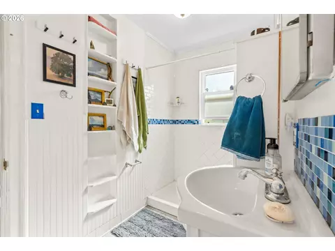 Bath - 849 L St, Springfield, OR 97477 photo 2 of 2
