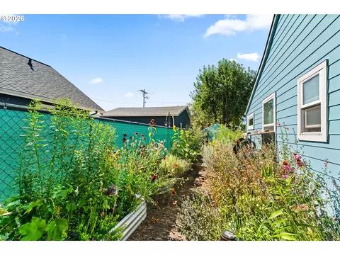 Exterior - 849 L St, Springfield, OR 97477 photo 2 of 8