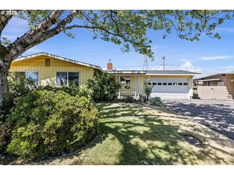 1482 W Fairview Dr, Springfield, OR 97477