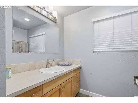 Bath - 1271 Arcadia Dr, Eugene, OR 97401 photo 3 of 4