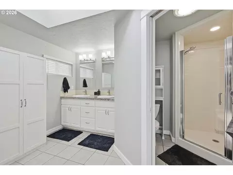 Bath - 1271 Arcadia Dr, Eugene, OR 97401 photo 1 of 4