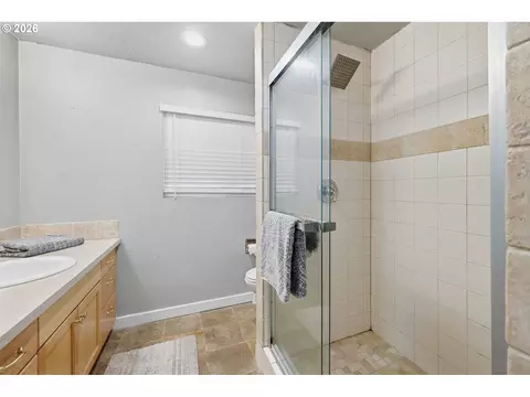 Bath - 1271 Arcadia Dr, Eugene, OR 97401 photo 4 of 4