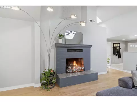 Living - 1271 Arcadia Dr, Eugene, OR 97401 photo 3 of 4