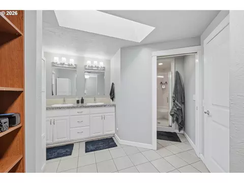 Bath - 1271 Arcadia Dr, Eugene, OR 97401 photo 2 of 4