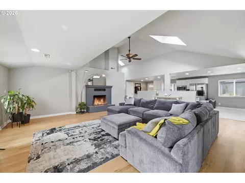 Living - 1271 Arcadia Dr, Eugene, OR 97401 photo 2 of 4