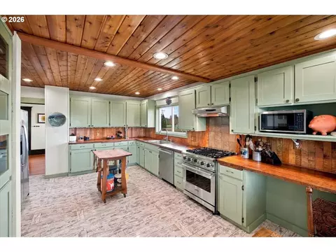 Kitchen - 7908 Boedigheimer Rd, Sublimity, OR 97385 photo 2 of 3