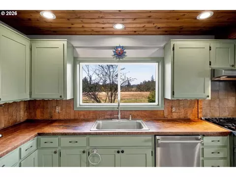Kitchen - 7908 Boedigheimer Rd, Sublimity, OR 97385 photo 3 of 3