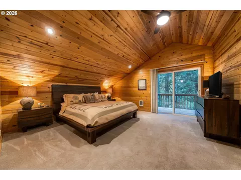 Bedroom - 27730 E John Lake Rd, Rhododendron, OR 97049 photo 1 of 9